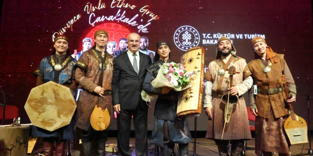 Çanakkale Valisi Doç. Dr. Ömer Toraman, zafer kutlamaları kapsamında düzenlenen Turan Ethno-Folk konserine katıldı. Türk dünyasının ezgileri Çanakkale'de yankılandı.