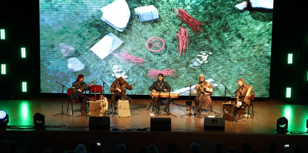 Çanakkale Valisi Doç. Dr. Ömer Toraman, zafer kutlamaları kapsamında düzenlenen Turan Ethno-Folk konserine katıldı. Türk dünyasının ezgileri Çanakkale'de yankılandı.