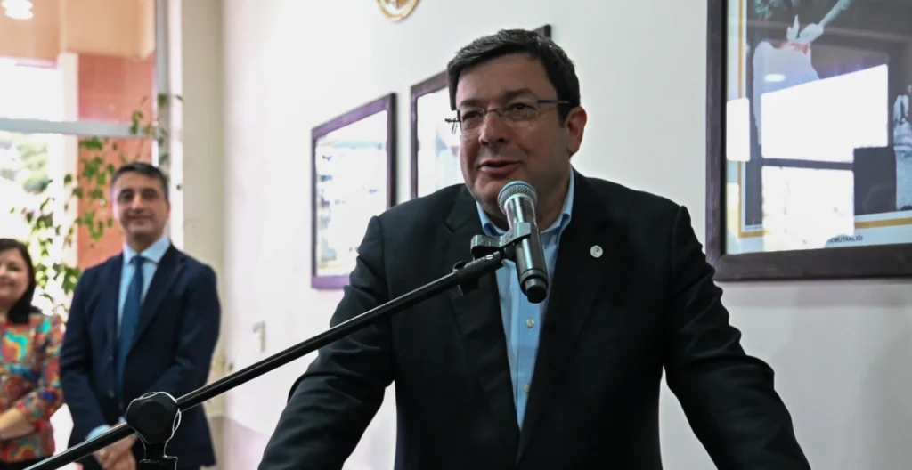 Çanakkale’de 23 Nisan öncesi anlamlı etkinlik! ÇOMÜ ve Çanakkale Belediyesi ortaklığında Atatürk Posterleri Koleksiyonu sergisi sanatseverlerle buluştu.