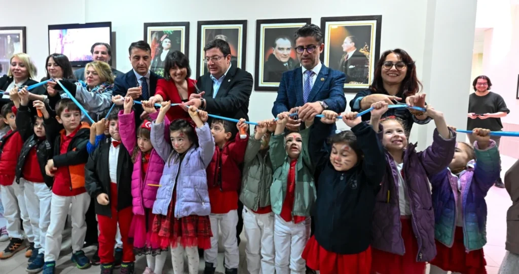 Çanakkale’de 23 Nisan öncesi anlamlı etkinlik! ÇOMÜ ve Çanakkale Belediyesi ortaklığında Atatürk Posterleri Koleksiyonu sergisi sanatseverlerle buluştu.