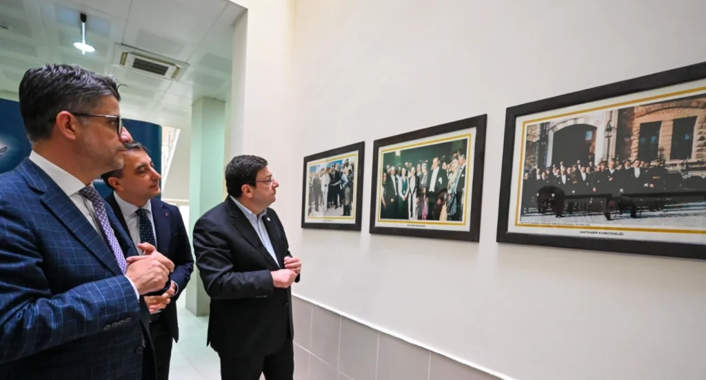 Çanakkale’de 23 Nisan öncesi anlamlı etkinlik! ÇOMÜ ve Çanakkale Belediyesi ortaklığında Atatürk Posterleri Koleksiyonu sergisi sanatseverlerle buluştu.