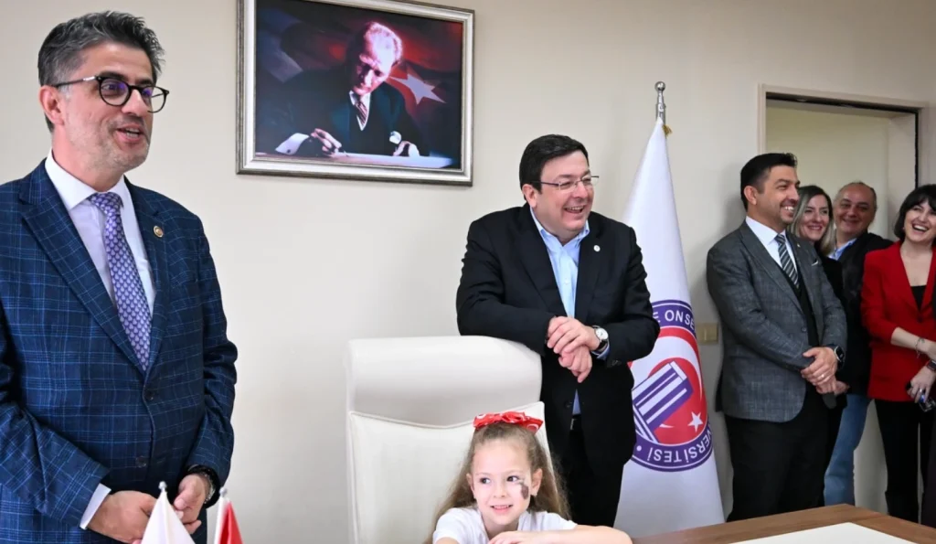 Çanakkale’de 23 Nisan öncesi anlamlı etkinlik! ÇOMÜ ve Çanakkale Belediyesi ortaklığında Atatürk Posterleri Koleksiyonu sergisi sanatseverlerle buluştu.