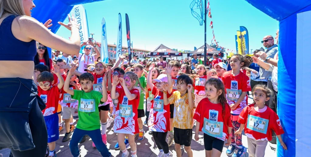 Çanakkale'de düzenlenen dev Troya Maratonu'na 27 ülkeden 4 bin sporcu katıldı. Tarihi parkurda gerçekleşen organizasyonun detayları ve kente etkileri haberimizde. Çanakkale Haberler