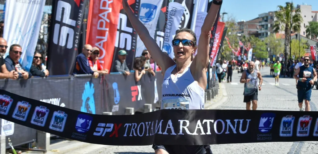 Çanakkale'de düzenlenen dev Troya Maratonu'na 27 ülkeden 4 bin sporcu katıldı. Tarihi parkurda gerçekleşen organizasyonun detayları ve kente etkileri haberimizde. Çanakkale Haberler