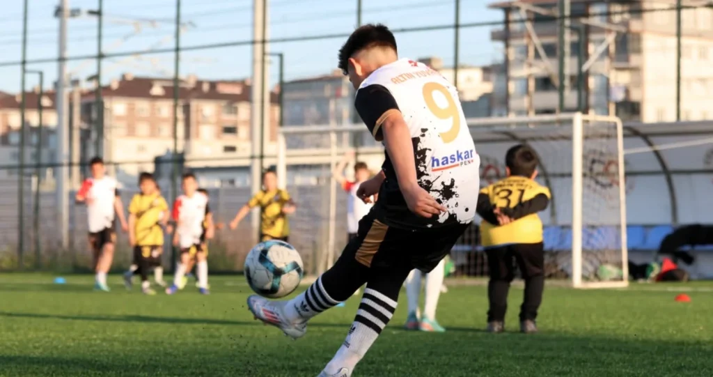 Çerkezköy Belediyesi 23 Nisan Minikler Futbol Turnuvası heyecanı başladı! Çocukların sahada sergilediği azim ve ailelerin coşkusuyla geçen ilk gün detayları haberimizde. Çerkezköy Haberler