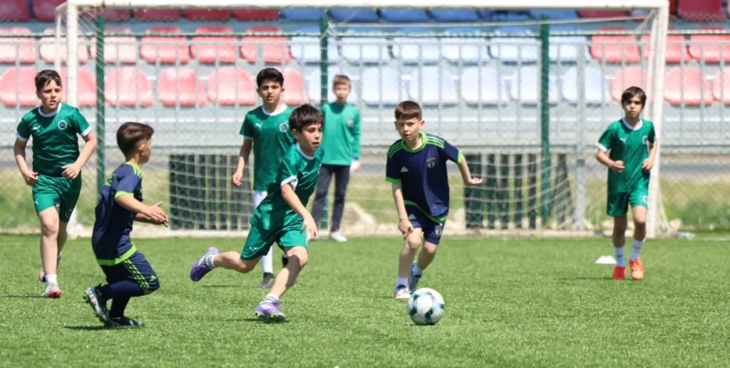 Çerkezköy Belediyesi 23 Nisan Minikler Futbol Turnuvası heyecanı başladı! Çocukların sahada sergilediği azim ve ailelerin coşkusuyla geçen ilk gün detayları haberimizde. Çerkezköy Haberler