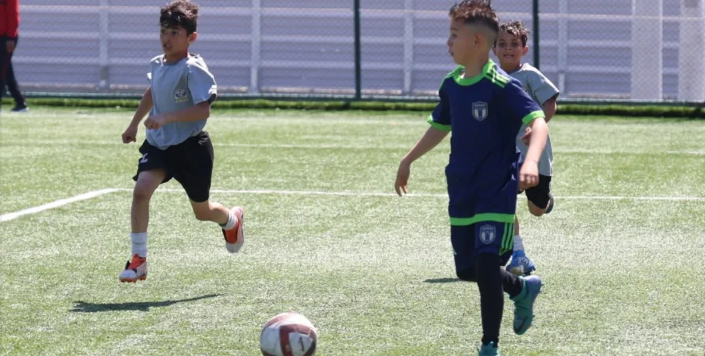 Çerkezköy Belediyesi 23 Nisan Minikler Futbol Turnuvası heyecanı başladı! Çocukların sahada sergilediği azim ve ailelerin coşkusuyla geçen ilk gün detayları haberimizde. Çerkezköy Haberler