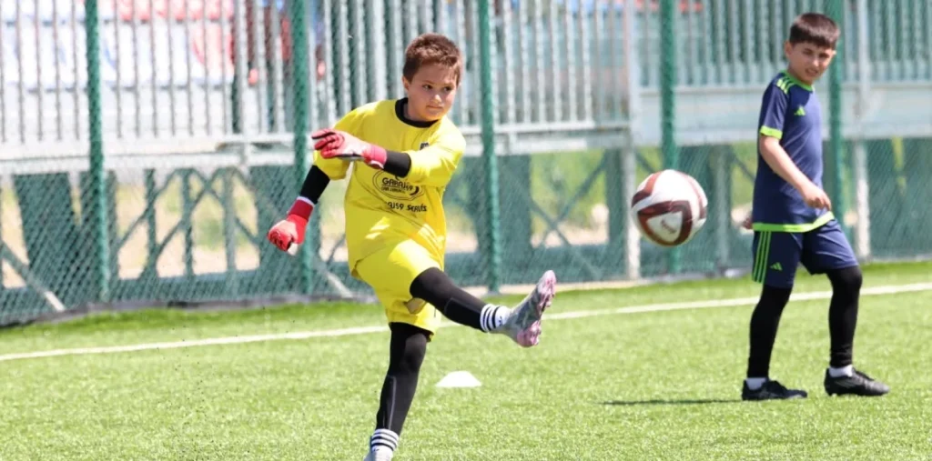 Çerkezköy Belediyesi 23 Nisan Minikler Futbol Turnuvası heyecanı başladı! Çocukların sahada sergilediği azim ve ailelerin coşkusuyla geçen ilk gün detayları haberimizde. Çerkezköy Haberler