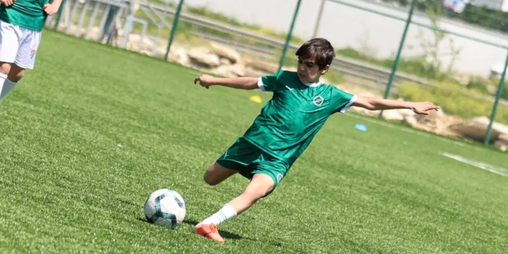 Çerkezköy Belediyesi 23 Nisan Minikler Futbol Turnuvası heyecanı başladı! Çocukların sahada sergilediği azim ve ailelerin coşkusuyla geçen ilk gün detayları haberimizde. Çerkezköy Haberler