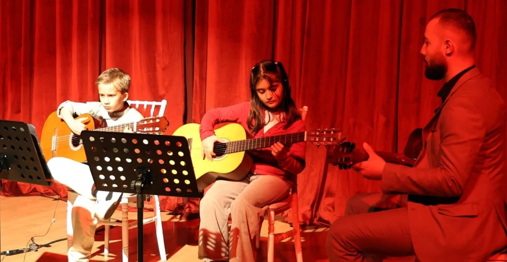 Çerkezköy Belediyesi, 23 Nisan coşkusunu sanatla taçlandırdı. Kültür & Sanat Akademisi kursiyerlerinin sergi ve dinletisi büyük ilgi gördü.