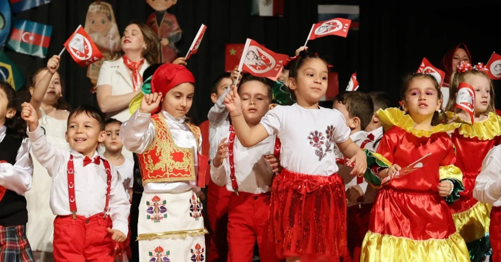 Çerkezköy Belediyesi Çocuk Akademi öğrencileri, 23 Nisan Ulusal Egemenlik ve Çocuk Bayramı’na özel hazırladıkları gösterilerle AKM'de izleyenleri büyüledi.