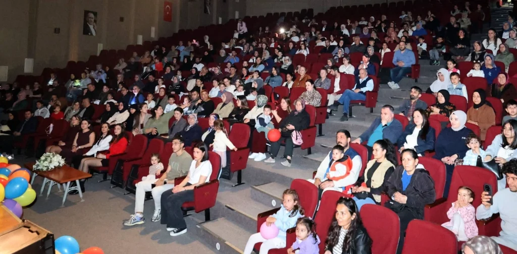 Çerkezköy Belediyesi Çocuk Akademi öğrencileri, 23 Nisan Ulusal Egemenlik ve Çocuk Bayramı’na özel hazırladıkları gösterilerle AKM'de izleyenleri büyüledi.