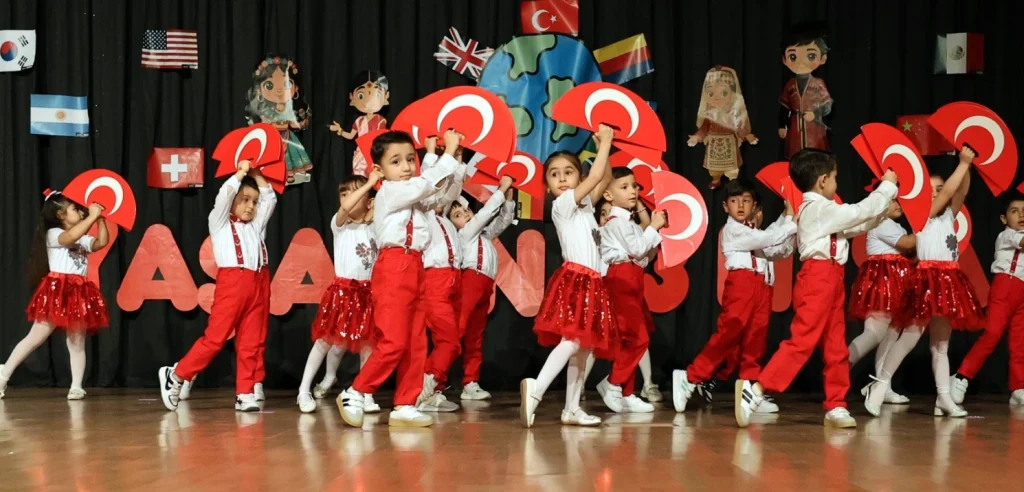 Çerkezköy Belediyesi Çocuk Akademi öğrencileri, 23 Nisan Ulusal Egemenlik ve Çocuk Bayramı’na özel hazırladıkları gösterilerle AKM'de izleyenleri büyüledi.