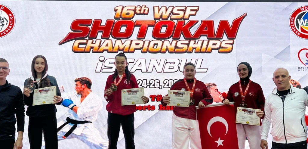 Çerkezköy Belediyesi Karate Takımı, Dünya Shotokan Karate Şampiyonası’nda gümüş ve bronz madalya kazandı. Yasemin Kasal dünya ikincisi olurken, Bayan Kata Takımı dünya üçüncüsü oldu. Çerkezköy Haberler