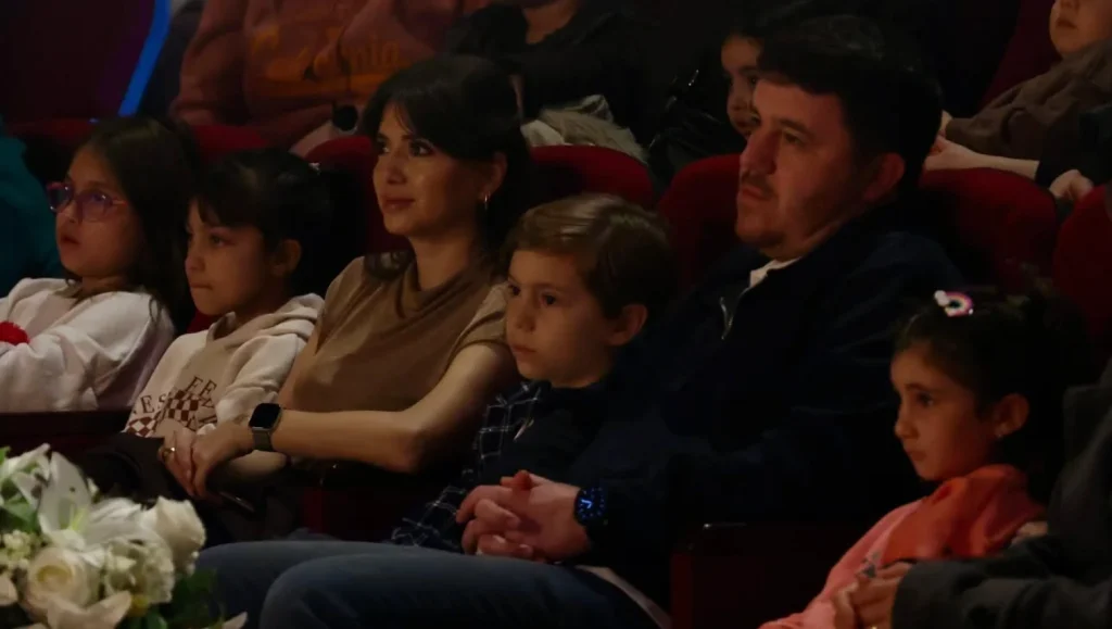 Çerkezköy Belediyesi Kütüphane Haftası kapsamında "Sihirli Kütüphane" çocuk tiyatrosunu sahneledi. Sanat ve kitap sevgisi dolu etkinliğin detayları için tıklayın.