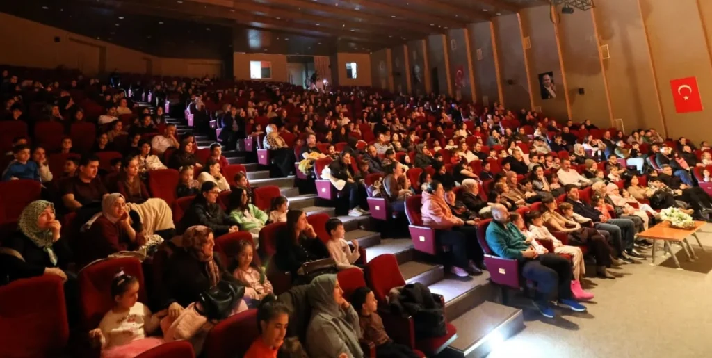 Çerkezköy Belediyesi Kütüphane Haftası kapsamında "Sihirli Kütüphane" çocuk tiyatrosunu sahneledi. Sanat ve kitap sevgisi dolu etkinliğin detayları için tıklayın.