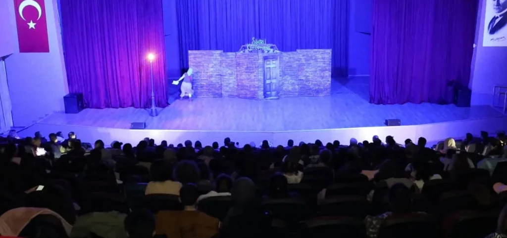 Çerkezköy Belediyesi Kütüphane Haftası kapsamında "Sihirli Kütüphane" çocuk tiyatrosunu sahneledi. Sanat ve kitap sevgisi dolu etkinliğin detayları için tıklayın.