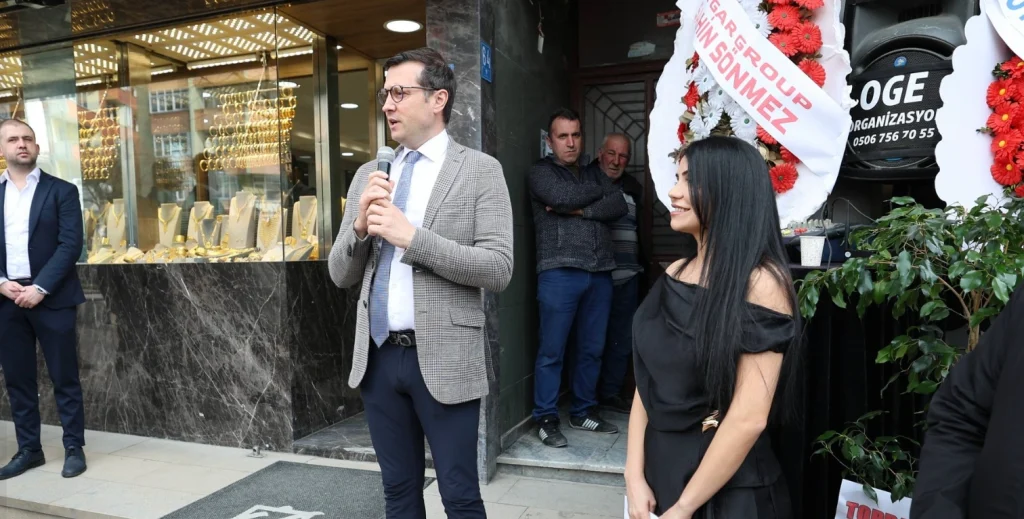 Çerkezköy'de Başak Kuaför & Güzellik Salonu'nun açılışı gerçekleştirildi. Çerkezköy Belediyesi yetkililerinin katıldığı törende yerel esnafa destek mesajları verildi. Detaylar haberimizde.