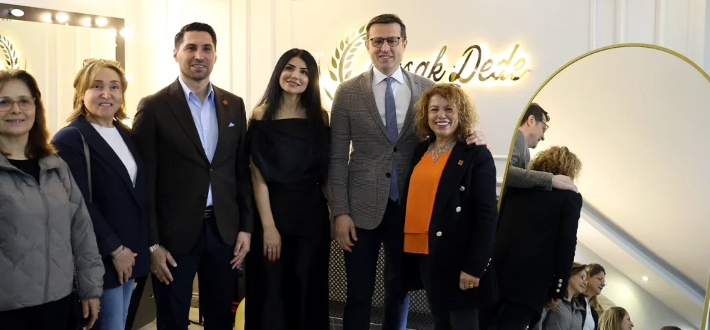 Çerkezköy'de Başak Kuaför & Güzellik Salonu'nun açılışı gerçekleştirildi. Çerkezköy Belediyesi yetkililerinin katıldığı törende yerel esnafa destek mesajları verildi. Detaylar haberimizde.