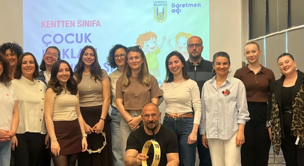 Lüleburgaz Belediyesi Çocuk Hakları Birimi, LYSA'da dev bir buluşmaya imza attı. Uzmanların katılımıyla düzenlenen atölyelerde zorbalıkla mücadele ve şefkatli sınıf yönetimi konuları masaya yatırıldı. Lüleburgaz Haberler