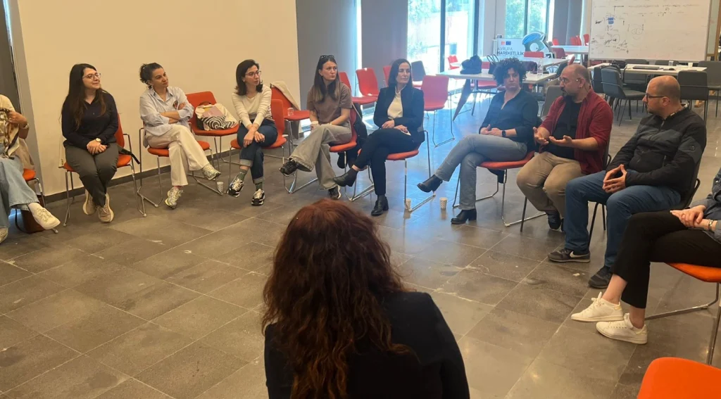 Lüleburgaz Belediyesi Çocuk Hakları Birimi, LYSA'da dev bir buluşmaya imza attı. Uzmanların katılımıyla düzenlenen atölyelerde zorbalıkla mücadele ve şefkatli sınıf yönetimi konuları masaya yatırıldı. Lüleburgaz Haberler