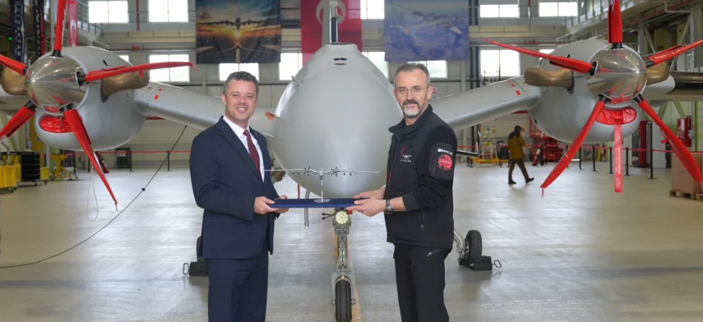 Çorlu Belediyesi, Baykar Uçuş Eğitim ve Test Merkezi’ne çıkarma yaptı. İHA ve SİHA teknolojilerinin yerinde incelendiği ziyarette, Çorlu’nun milli teknoloji üssü olma vizyonu konuşuldu.