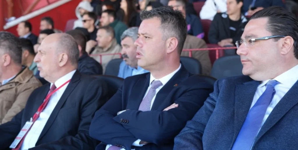 Çorluspor Bursa Yıldırım engelini aşarak bir üst tura yükseldi. Başkan Onur Bozkurter ve Ahmet Sarıkurt’un tribündeki dayanışması maça damga vurdu. Detaylar haberimizde.Çorlu Haberler