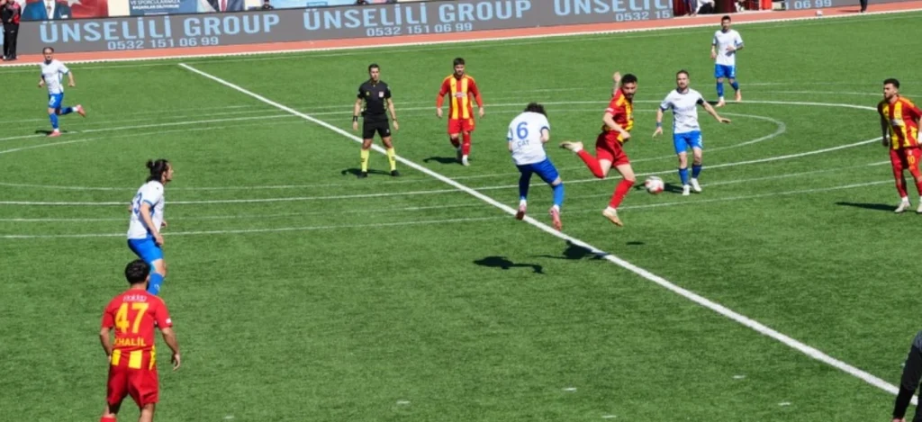 Çorluspor Bursa Yıldırım engelini aşarak bir üst tura yükseldi. Başkan Onur Bozkurter ve Ahmet Sarıkurt’un tribündeki dayanışması maça damga vurdu. Detaylar haberimizde.Çorlu Haberler