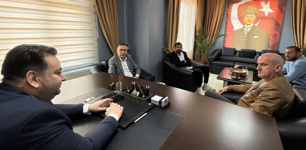 Demirköy Belediye Başkanı Recep Gün, Esnaf ve Sanatkârlar Odası ile bir araya gelerek ilçedeki ticaretin ve dayanışmanın geleceğini konuştu. Esnafın sorunları ortak akılla çözülüyor.