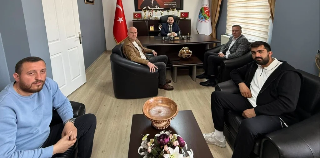 Demirköy Belediye Başkanı Recep Gün, Esnaf ve Sanatkârlar Odası ile bir araya gelerek ilçedeki ticaretin ve dayanışmanın geleceğini konuştu. Esnafın sorunları ortak akılla çözülüyor.