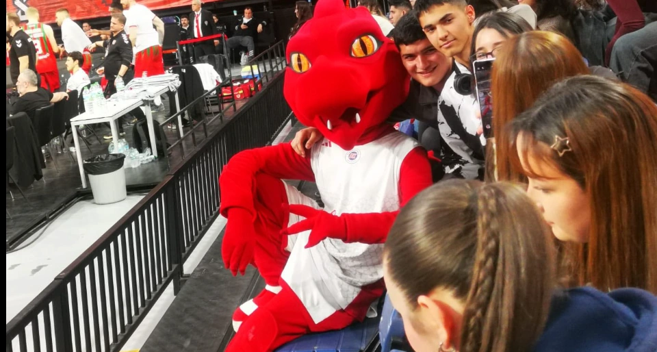 Demirköy Belediyesi, gençleri sporla buluşturmaya devam ediyor. Demirköy Anadolu Lisesi öğrencileri, Başkan Gün'ün organizasyonuyla Basketbol Süper Ligi heyecanını Sinan Erdem'de yaşadı.