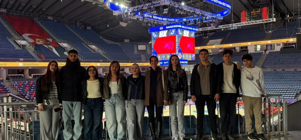 Demirköy Belediyesi, gençleri sporla buluşturmaya devam ediyor. Demirköy Anadolu Lisesi öğrencileri, Başkan Gün'ün organizasyonuyla Basketbol Süper Ligi heyecanını Sinan Erdem'de yaşadı.