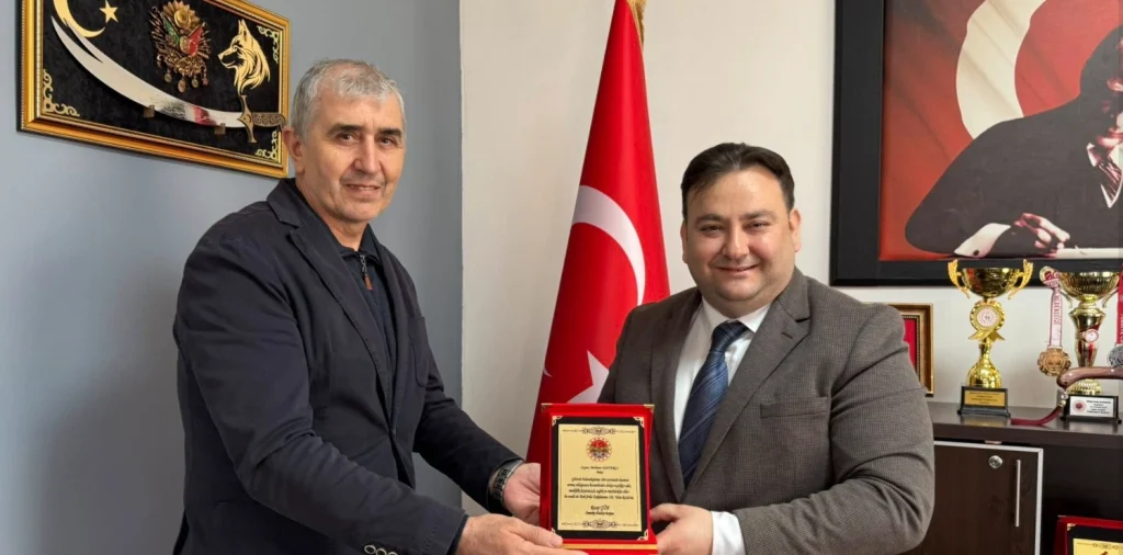 Demirköy'de Polis Haftası coşkusu! Belediye Başkanı Recep Gün, emekli emniyet müdürleri ve polislerle bir araya gelerek vefa plaketi takdim etti. Detaylar haberimizde.