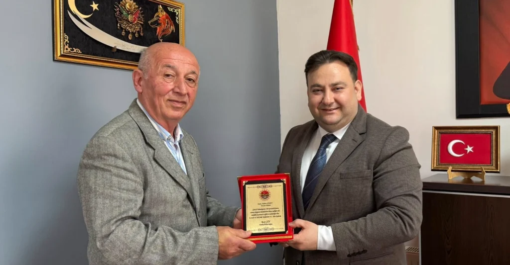 Demirköy'de Polis Haftası coşkusu! Belediye Başkanı Recep Gün, emekli emniyet müdürleri ve polislerle bir araya gelerek vefa plaketi takdim etti. Detaylar haberimizde.