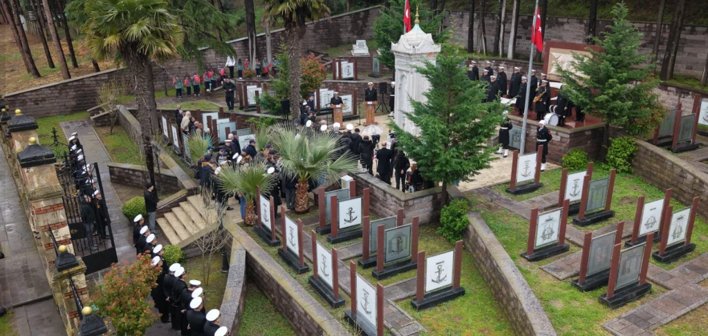 4 Nisan 1953'te Çanakkale Boğazı'nda batan Dumlupınar Denizaltısı'nın 81 şehidi, facianın yıldönümünde Nara Burnu açıklarında düzenlenen törenle yâd edildi.