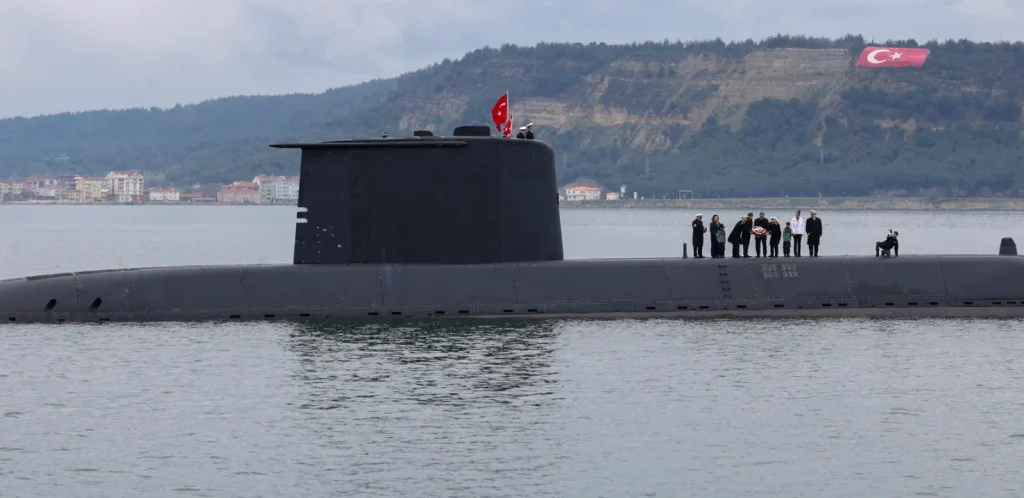 4 Nisan 1953'te Çanakkale Boğazı'nda batan Dumlupınar Denizaltısı'nın 81 şehidi, facianın yıldönümünde Nara Burnu açıklarında düzenlenen törenle yâd edildi.