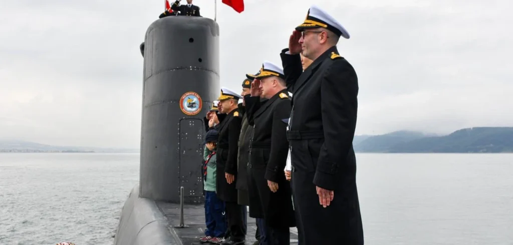 4 Nisan 1953'te Çanakkale Boğazı'nda batan Dumlupınar Denizaltısı'nın 81 şehidi, facianın yıldönümünde Nara Burnu açıklarında düzenlenen törenle yâd edildi.