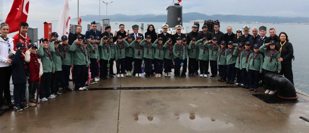 4 Nisan 1953'te Çanakkale Boğazı'nda batan Dumlupınar Denizaltısı'nın 81 şehidi, facianın yıldönümünde Nara Burnu açıklarında düzenlenen törenle yâd edildi.