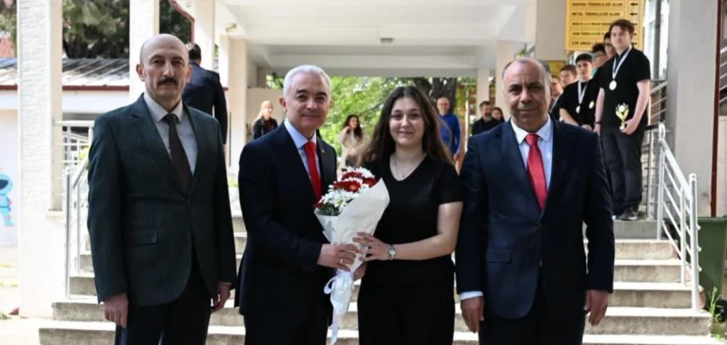 Kırklareli'nin gururu gençler, MRC Robotik Yarışması'nda Dünya Şampiyonluğu kazandı. Vali Uğur Turan'ın okul ziyareti ve başarının detayları haberimizde.