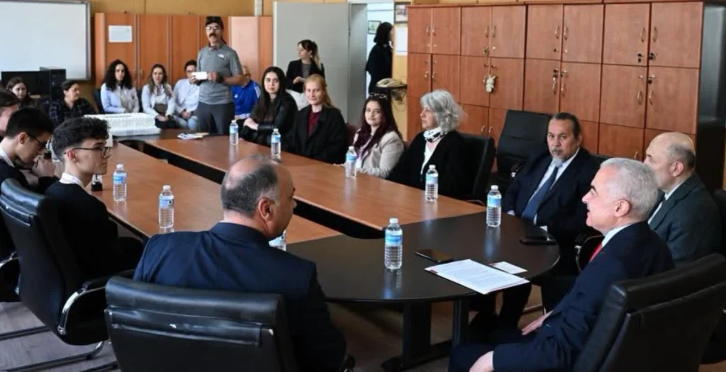 Kırklareli'nin gururu gençler, MRC Robotik Yarışması'nda Dünya Şampiyonluğu kazandı. Vali Uğur Turan'ın okul ziyareti ve başarının detayları haberimizde.