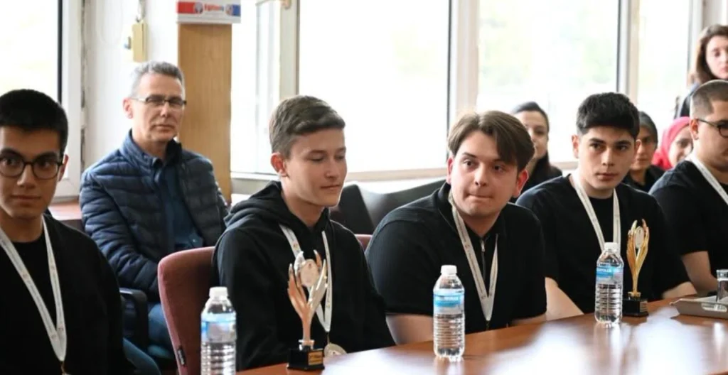 Kırklareli'nin gururu gençler, MRC Robotik Yarışması'nda Dünya Şampiyonluğu kazandı. Vali Uğur Turan'ın okul ziyareti ve başarının detayları haberimizde.