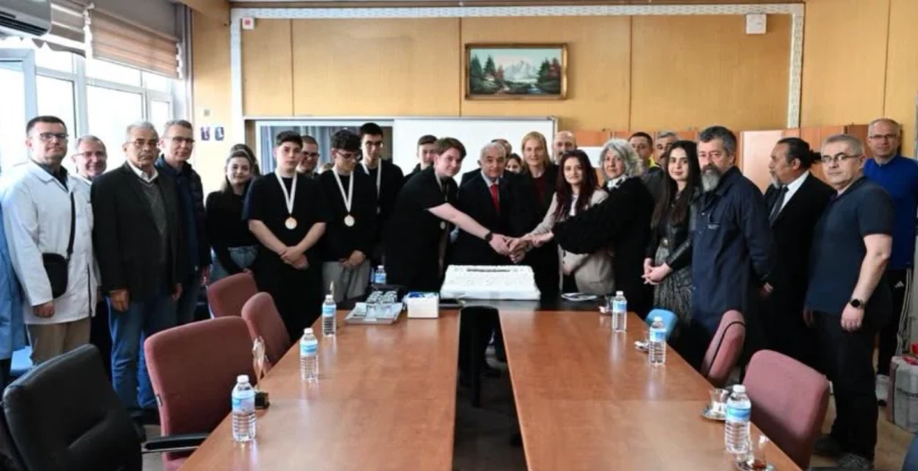 Kırklareli'nin gururu gençler, MRC Robotik Yarışması'nda Dünya Şampiyonluğu kazandı. Vali Uğur Turan'ın okul ziyareti ve başarının detayları haberimizde.