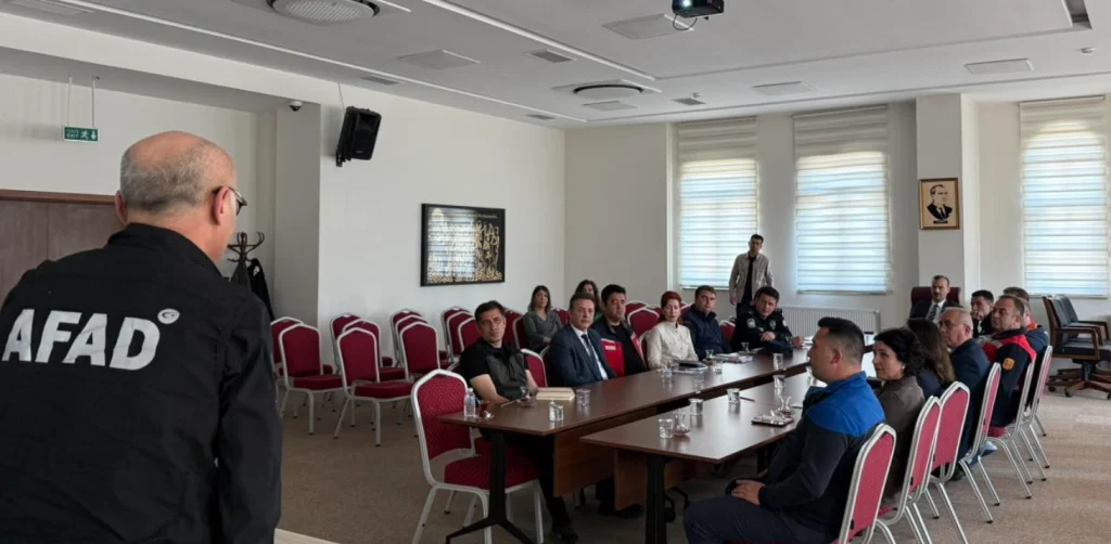 Eceabat Kaymakamlığı, Türkiye Afet Müdahale Planı (TAMP) değerlendirme toplantısıyla ilçenin afet risk analizlerini ve müdahale stratejilerini güncelledi. Detaylar için tıklayın.