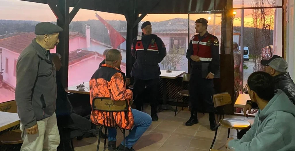Eceabat Kaymakamlığı ve Jandarma Komutanlığı iş birliğiyle köylerde güvenlik bilgilendirmesi yapıldı. Dolandırıcılık ve hırsızlığa karşı halk bilinçlendiriliyor.