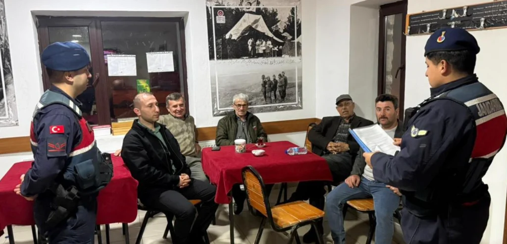 Eceabat Kaymakamlığı ve Jandarma Komutanlığı iş birliğiyle köylerde güvenlik bilgilendirmesi yapıldı. Dolandırıcılık ve hırsızlığa karşı halk bilinçlendiriliyor.