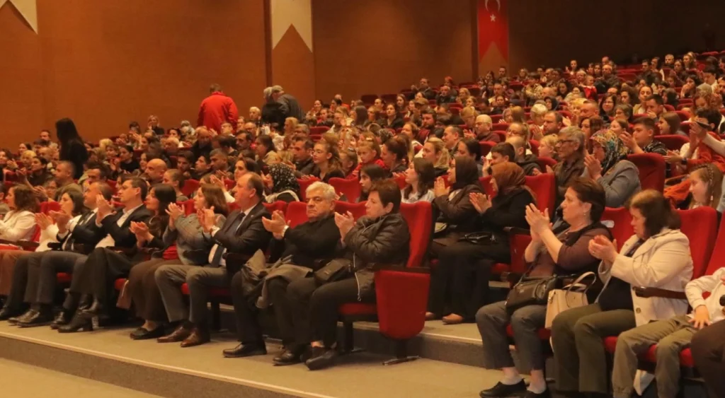 Edirne Belediyesi Atatürk Kültür Merkezi'nde gerçekleştirilen 23 Nisan Ulusal Egemenlik ve Çocuk Bayramı Dinletisi, çocukların muhteşem performanslarına sahne oldu. Detaylar haberimizde.