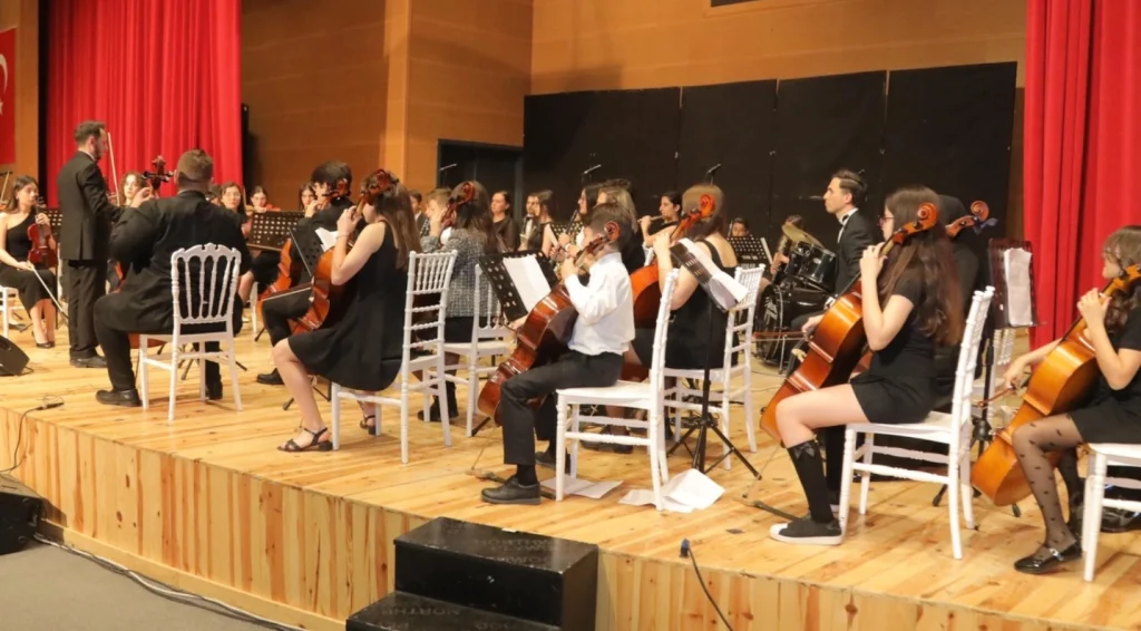 Edirne Belediyesi Atatürk Kültür Merkezi'nde gerçekleştirilen 23 Nisan Ulusal Egemenlik ve Çocuk Bayramı Dinletisi, çocukların muhteşem performanslarına sahne oldu. Detaylar haberimizde.