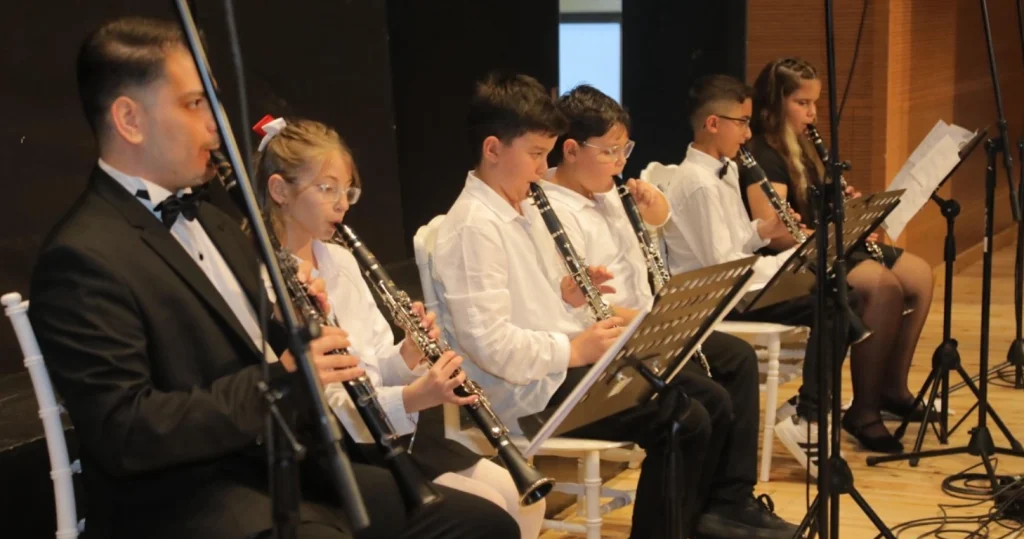 Edirne Belediyesi Atatürk Kültür Merkezi'nde gerçekleştirilen 23 Nisan Ulusal Egemenlik ve Çocuk Bayramı Dinletisi, çocukların muhteşem performanslarına sahne oldu. Detaylar haberimizde.