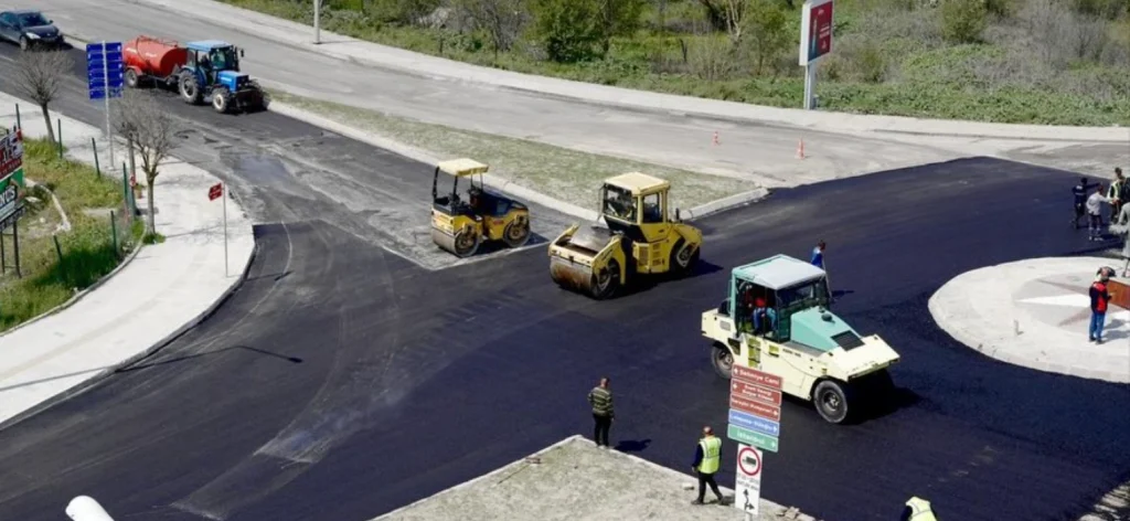 Edirne Belediyesi, Hilly Hotel Kavşağı’nda yürüttüğü asfalt ve üstyapı çalışmalarıyla kentin ulaşım ağını modernize ediyor. Altyapı revizyonu sonrası başlayan çalışmaların detayları burada.