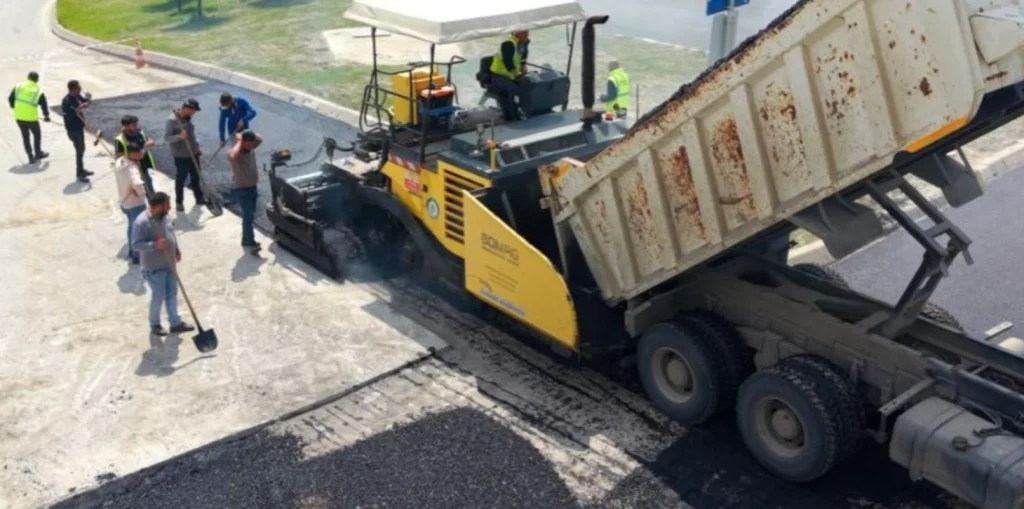 Edirne Belediyesi, Hilly Hotel Kavşağı’nda yürüttüğü asfalt ve üstyapı çalışmalarıyla kentin ulaşım ağını modernize ediyor. Altyapı revizyonu sonrası başlayan çalışmaların detayları burada.